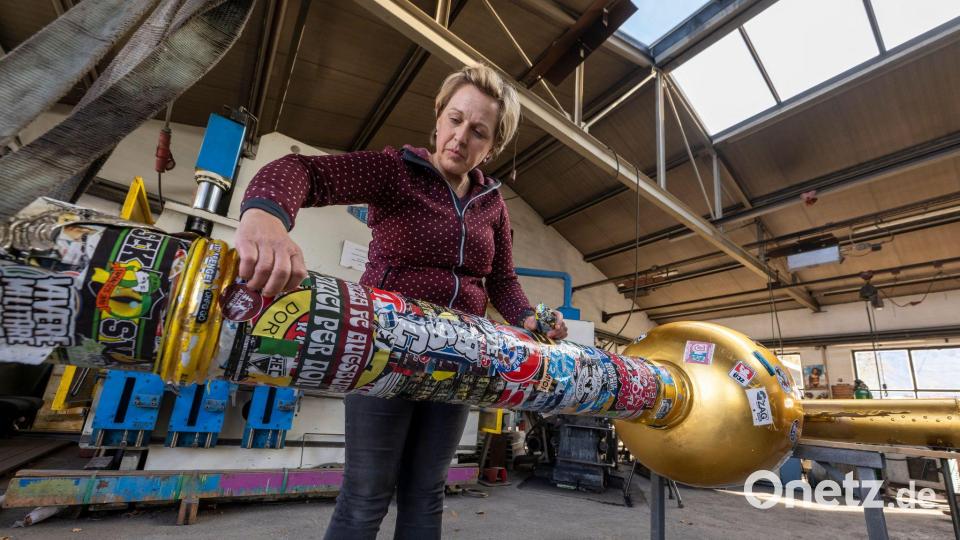Hunderte Sticker klebten auf dem Gipfelkreuz. (Archivbild) Bild: Peter Kneffel/dpa