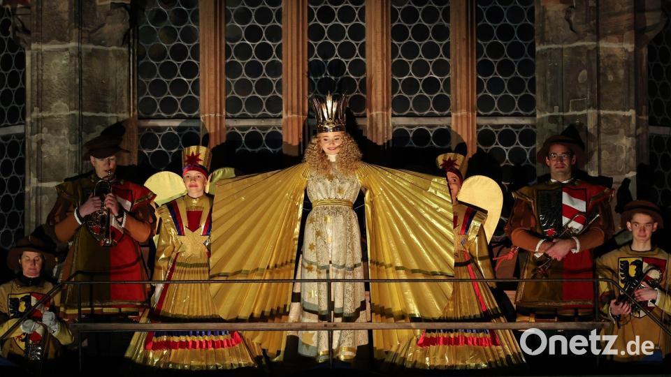 Alle Jahre wieder: Mit dem feierlichen Prolog eröffnet Nora Falk, das neue Nürnberger Christkind, auf der Empore der Frauenkirche offiziell den Nürnberger Christkindlesmarkt 2025. Bild: Daniel Karmann/dpa