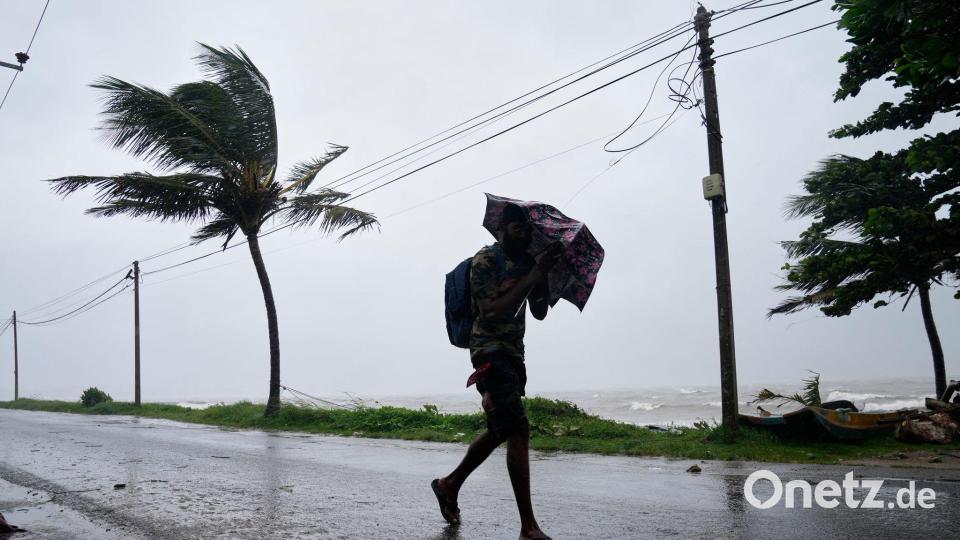 Stürme und heftige Regenfälle haben große Teile der Insel in Südasien erfasst. Bild: Eranga Jayawardena/AP/dpa