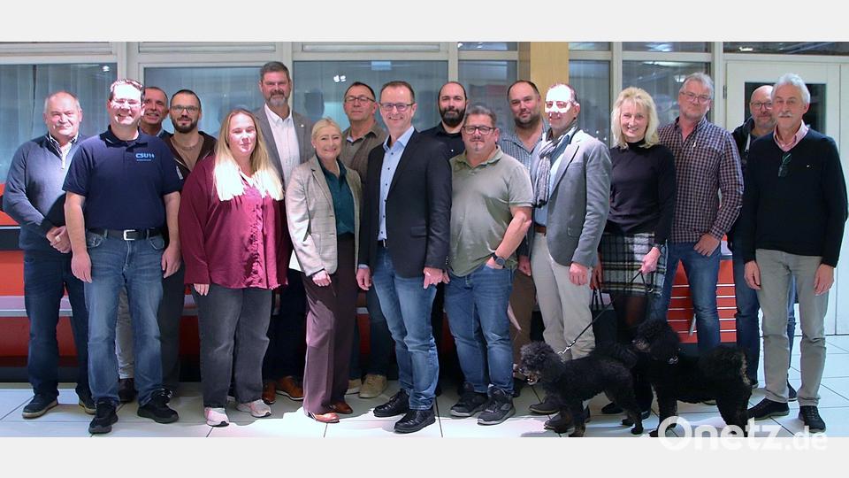 Die 20 Marktratskandidaten der Schwarzenfelder CSU mit Bürgermeisterkandidaten Roland Forster (Mitte) an der Spitze der Liste, der amtierenden Zweiten Bürgermeisterin und Markträtin Gabi Wittleben (links daneben) auf Platz 2 und CSU-Vorsitzendem und Marktrat Wolfgang Prebeck (Sechster von links) auf Platz 3. Bild: Thomas Dobler