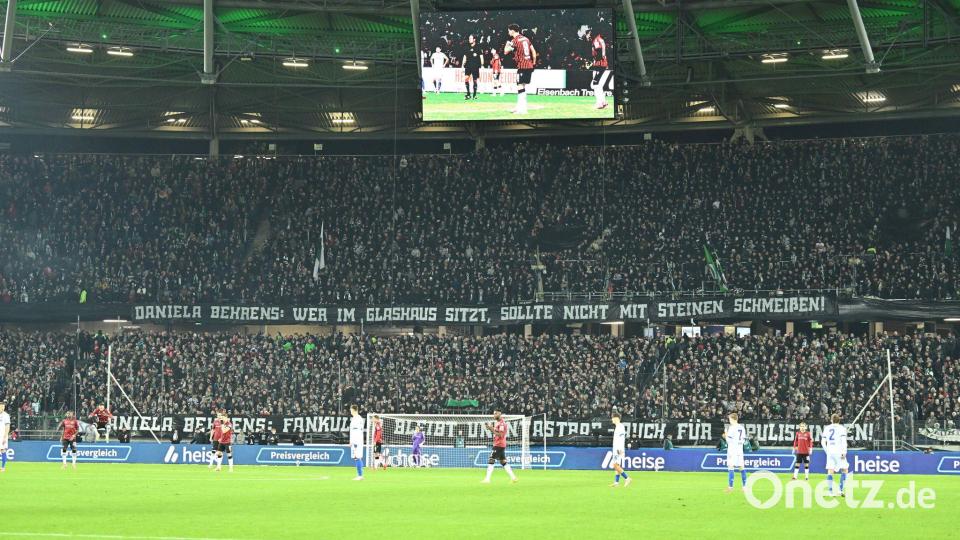 Auch die Fans von Hannover gaben ein Statement ab. Ihr Banner richtete sich an Niedersachsens Innenministerin Daniela Behrens (SPD). Bild: Swen Pförtner/dpa