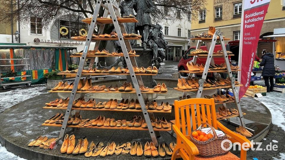 Auch in diesem Jahr standen orangefarbene Schuhe und erstmals auch ein leerer Stuhl stellvertretend für die im vergangenen Jahr durch ihre Partner oder Expartner ermordeten Frauen. Bild: Susanne Schwab