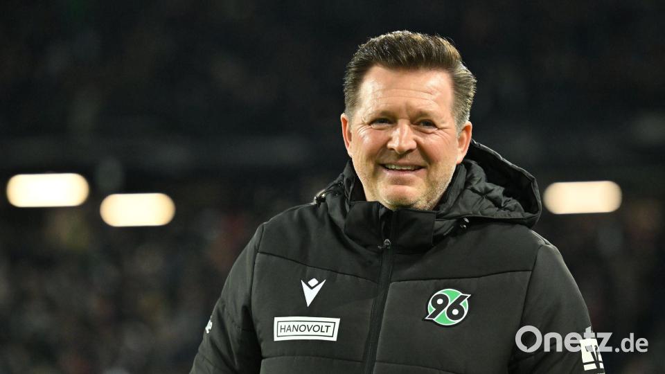 Hatte auch nach dem Spiel etwas zu lachen: Hannovers Cheftrainer Christian Titz Bild: Swen Pförtner/dpa