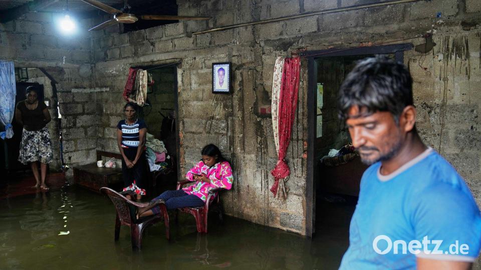 Erdrutsche, blockierte Straßen und Hochwasser in Wohnhäusern: Die Folgen des Zyklons legen das öffentliche Leben auf Sri Lanka nahezu lahm. Bild: Eranga Jayawardena/AP/dpa