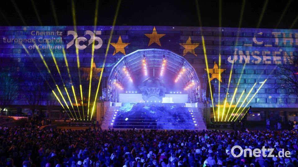 Mit einer großen Show am Karl-Marx-Monument war im Januar das Jahr als Kulturhauptstadt Europas 2025 eröffnet worden (Archivbild) Bild: Jan Woitas/dpa