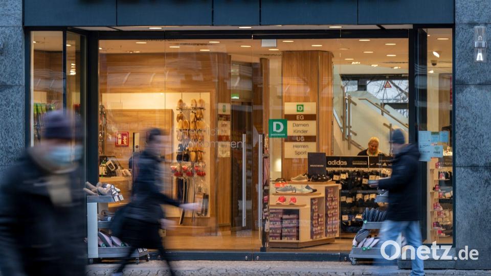 Da sind sie ja, die Schuh-Kartons! Die Pappbehältnisse stehen im Zentrum eines Rechtsstreits. Bild: Monika Skolimowska/dpa