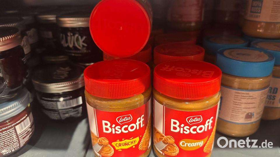 Zwischen Konfitüren und Erdnussbutter steht in vielen Supermärkten inzwischen Karamellkekscreme-Brotaufstrich. (Archivbild) Bild: Gregor Tholl/dpa