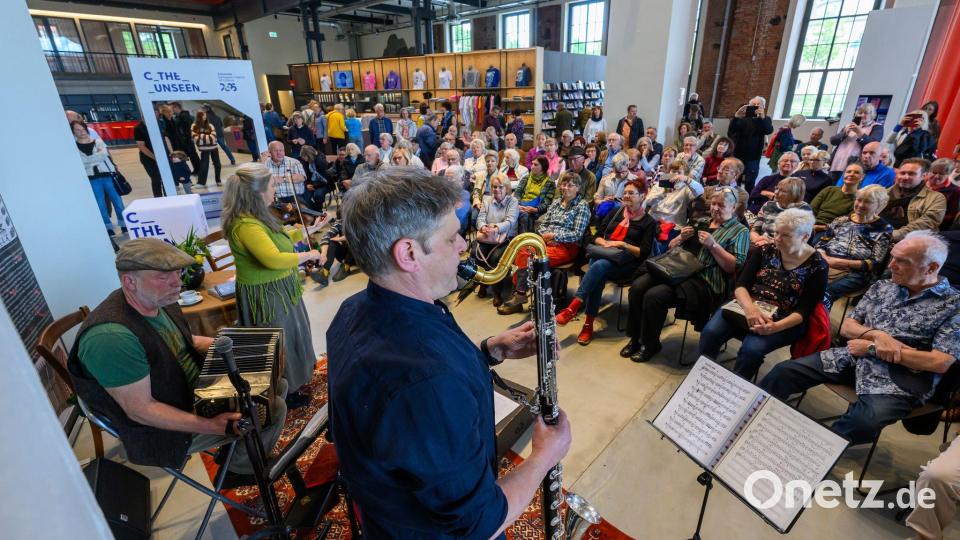 Besucher lauschen in der Hartmannfabrik einem Konzert der „Werkskapelle Naunhof“. Die historische Fabrikhalle wurde für die Kulturhauptstadt umfassend saniert und war als Besucherzentrum für viele Gäste erster Anlaufpunkt. (Archivbild) Bild: Hendrik Schmidt/dpa
