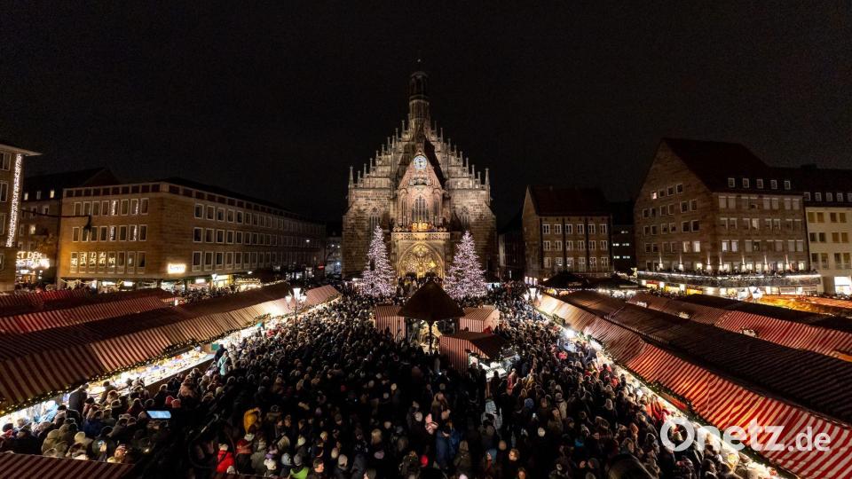 Blick über den Christkindlesmarkt, einen der ältesten Weihnachtsmärkte Deutschlands. Bild: Daniel Karmann/dpa