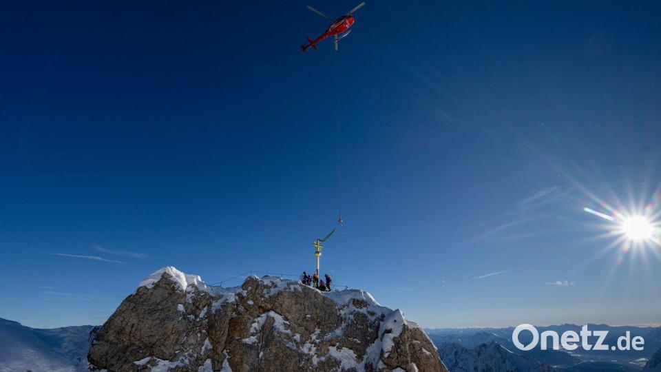 Das Kreuz schwebt am Gipfel ein. Bild: Peter Kneffel/dpa