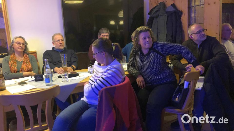 Zuhörer bei der Bürgerversammlung in Fuchsmühl war auch die Bürgerinitiative mit ihrer Sprecherin Christina Kretschmer (links). Bild: wro