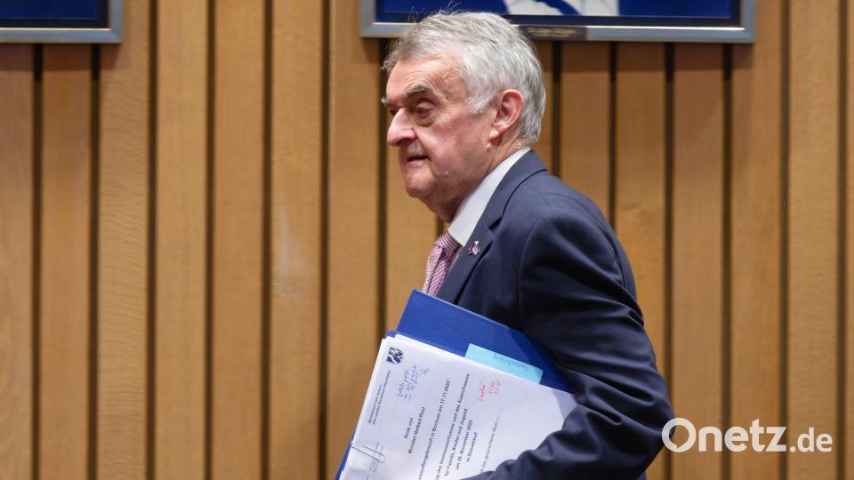 NRW-Innenminister Herbert Reul äußerte sich zum Vorfall in Bochum, bei dem ein Schuss auf eine Zwölfjährige fiel. Bild: Henning Kaiser/dpa