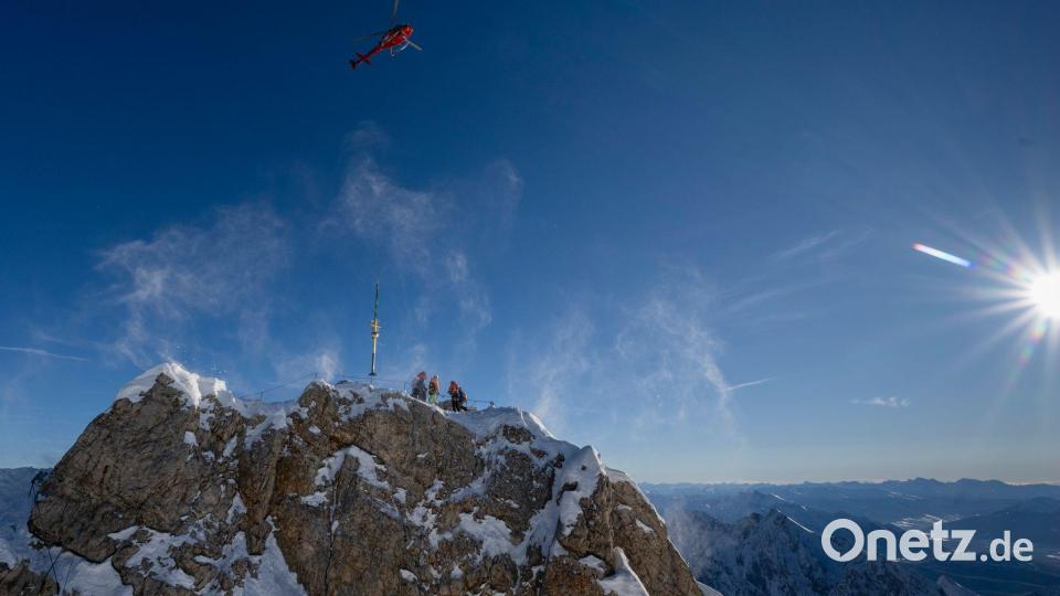 Das Gipfelkreuz der Zugspitze kehrt zurück Bild: Peter Kneffel/dpa