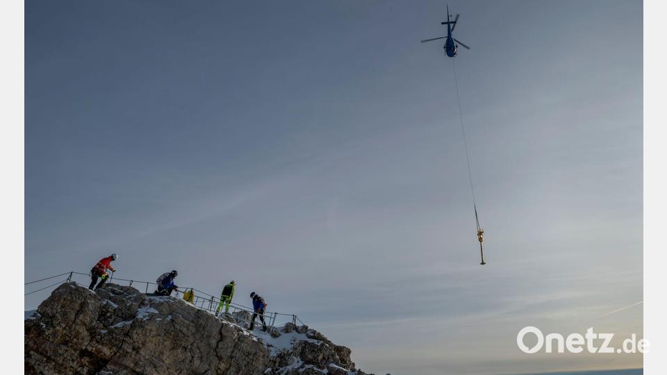 Per Heli wurde das Kreuz vor gut zwei Wochen ins Tal gebracht. (Archivbild) Bild: Peter Kneffel/dpa