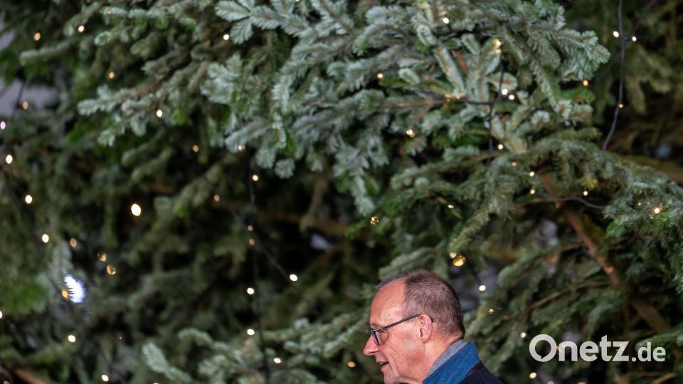 Es weihnachtet auch am Kanzleramt: Bundeskanzler Friedrich Merz (CDU) nimmt an der Übergabe des Weihnachtsbaums teil. Bild: Michael Kappeler/dpa