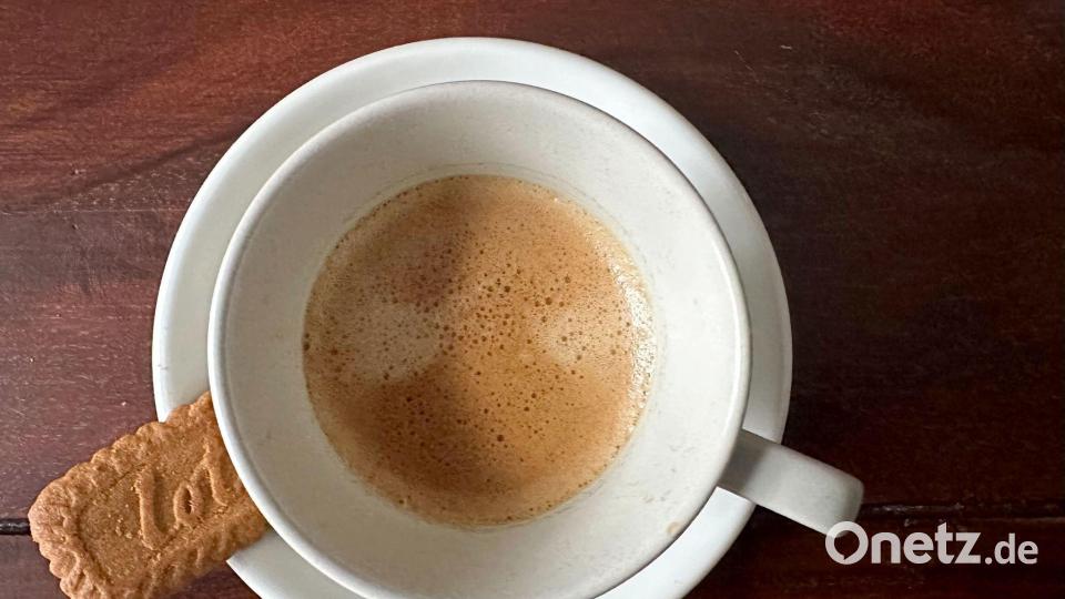 Total 2025: Frischer Kaffee und dazu ein kleiner Keks, ein Karamellkeks. (Archivbild) Bild: Gregor Tholl/dpa