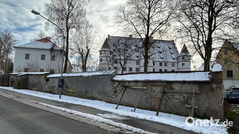 Die Bayerische Landesstiftung gibt einen Zuschuss zur Sanierung der Stützmauer an der Friedrichsburg Vohenstrauß. Bild: ck