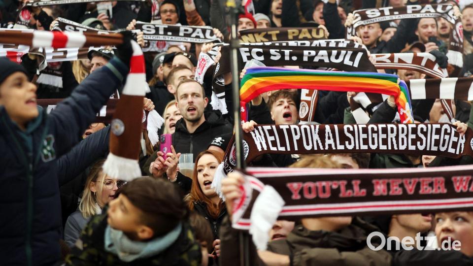 Als Weltpokalsiegerbesieger feierte sich der FC St. Pauli im Jahr 2002. Bild: Christian Charisius/dpa