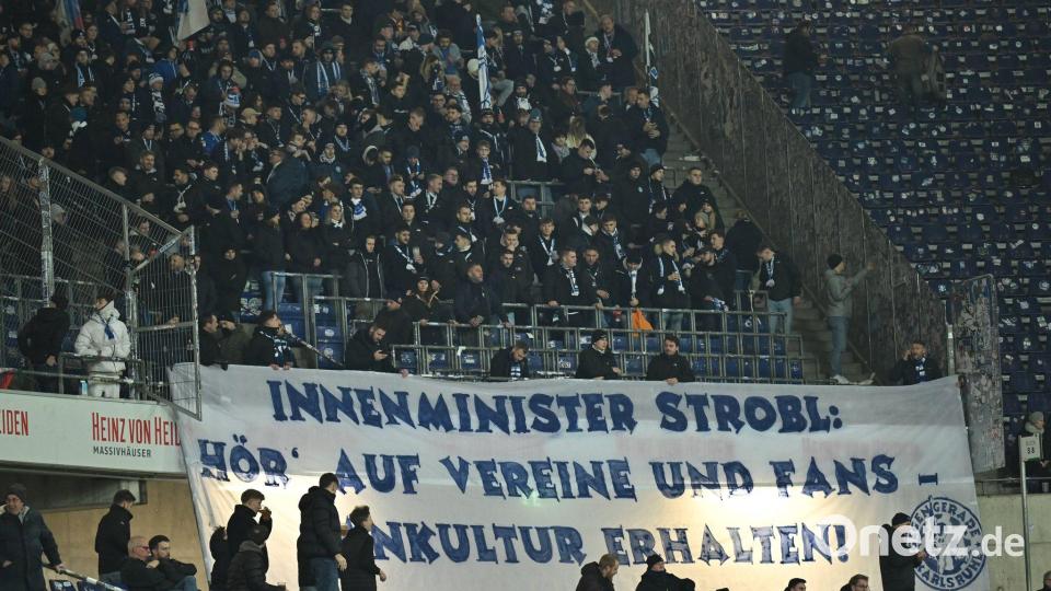 Zu Beginn der Partie gab es Proteste der Fans gegen geplante Maßnahmen der Politik: Die KSC-Anhänger richteten ihrer Aufforderung an Baden-Württembergs Innenminister Thomas Strobl Bild: Swen Pförtner/dpa