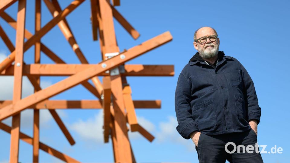 „Purple Path“-Kurator Alexander Ochs steht an der Arbeit „Zwei in einander Gewobene“ des Konzeptkünstlers Olaf Holzapfel in Amtsberg. Das Gros der Kunstwerke an dem Kunst- und Skulpturenweg bleibt über das Jahr 2025 in der Region erhalten. (Archivbild) Bild: Hendrik Schmidt/dpa