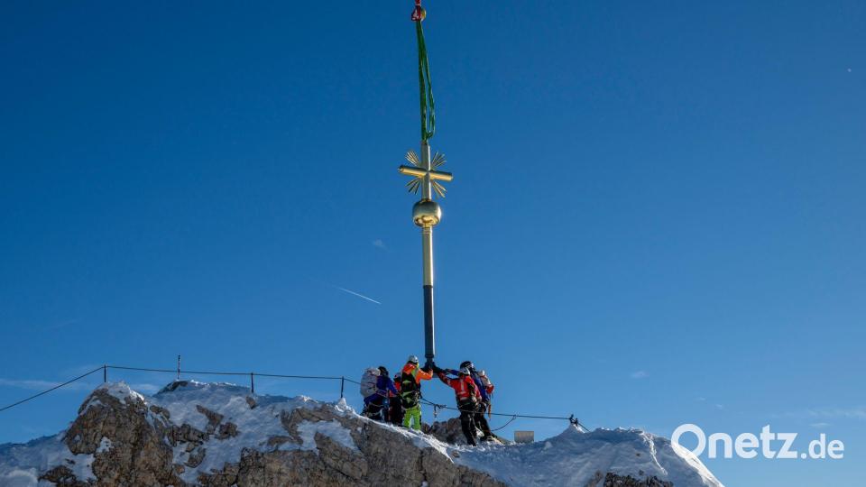 Das Wahrzeichen der Zugspitze steht wieder. Bild: Peter Kneffel/dpa