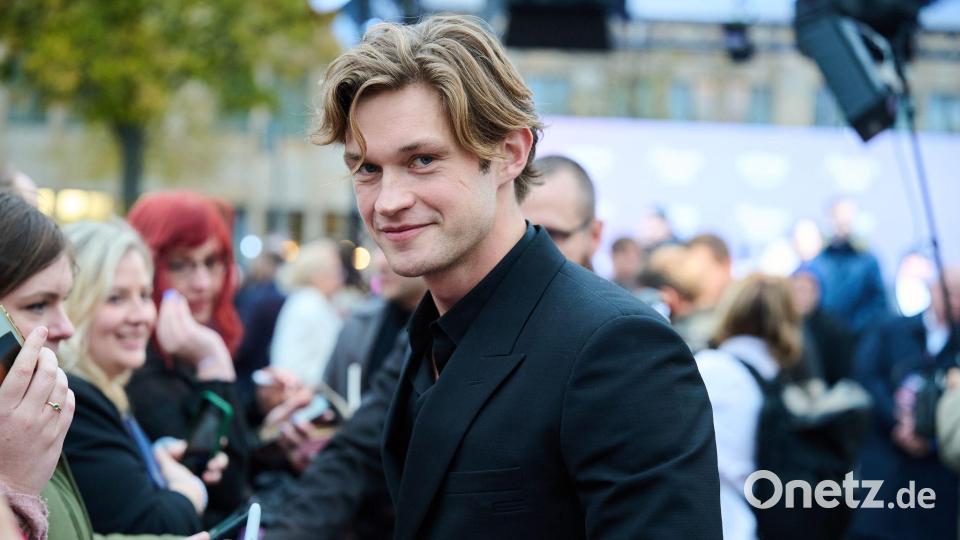 Damian Hardung spielt den Schulschwarm James Beaufort. (Archivbild) Bild: Annette Riedl/dpa