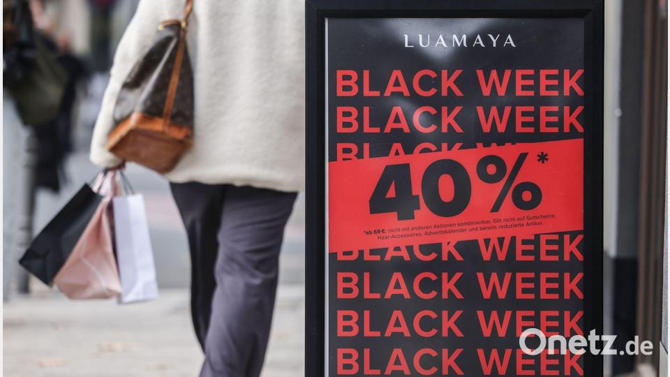 Viele Händler werben im November mit hohen Rabatten. Bild: Oliver Berg/dpa