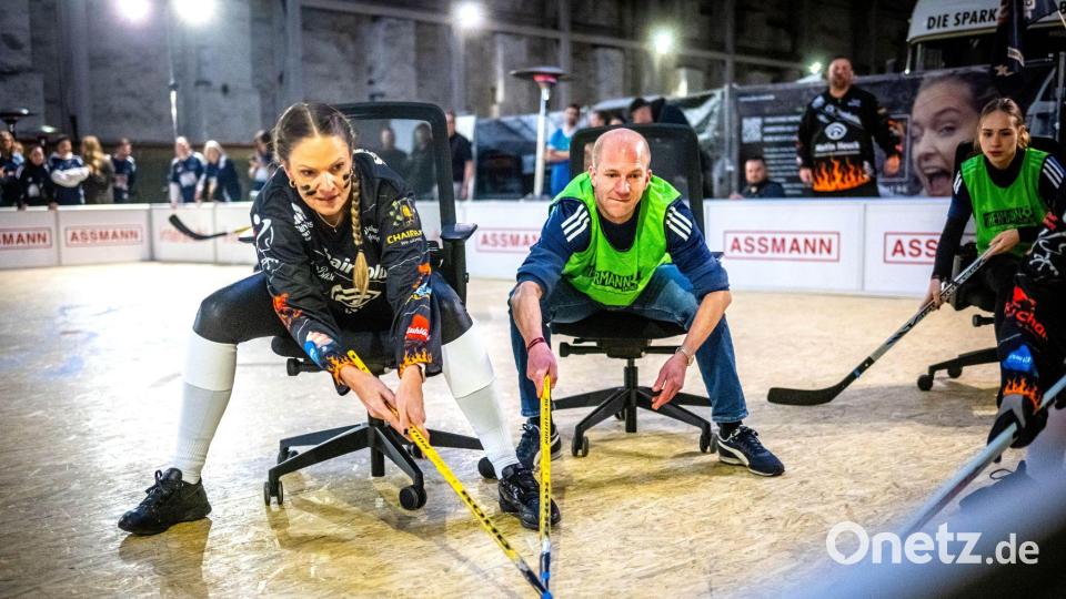 Wo der "Bürostuhl" zum Sportgerät wird: In der Alten Werft von Bremen finden die 10. Chair-Hockey Masters statt. Bild: Sina Schuldt/dpa