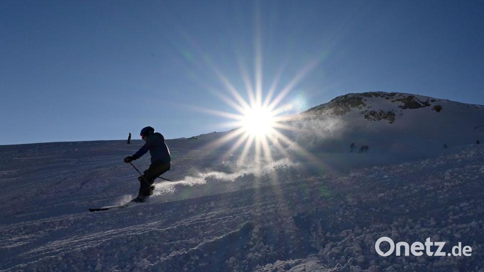 an der Zugspitze beginnt die Skisaison. (Archivbild) Bild: Angelika Warmuth/dpa