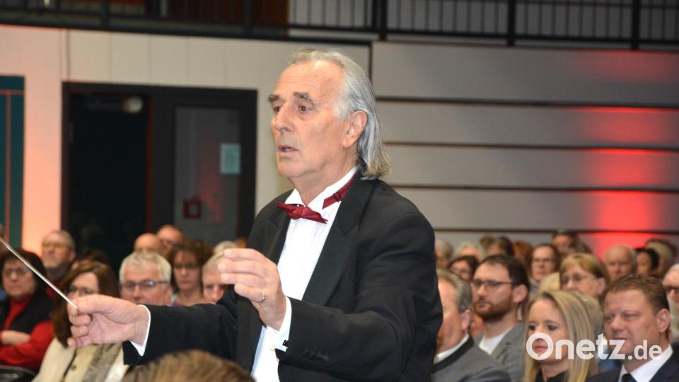 Dirigent Hans Richter führt charmant durch das Programm. Archivbild: jr