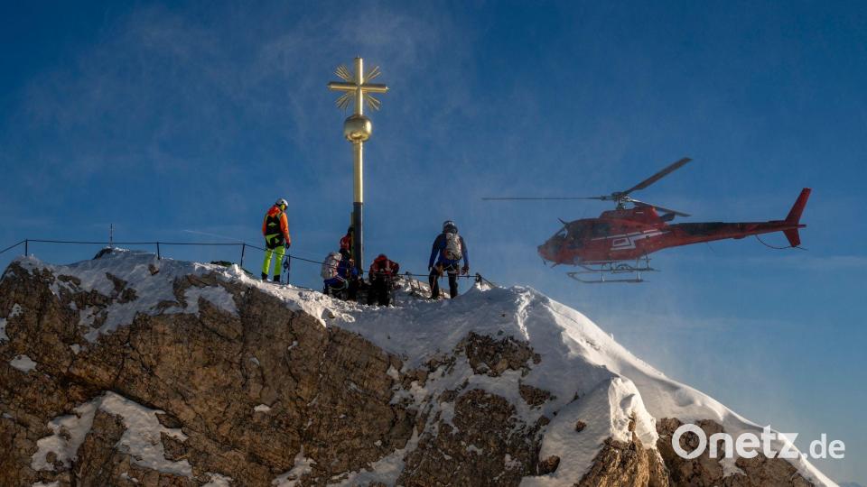 Ein Helikopter hat das frische vergoldete Kreuz zurückgebracht. Bild: Peter Kneffel/dpa