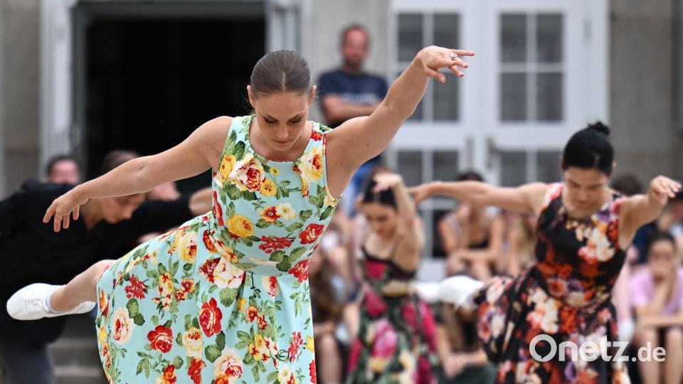 Besucher waren im Sommer zu einer tänzerischen Entdeckungsreise durch die Stadt eingeladen. An 18 Stationen präsentierten internationale Ballettcompagnien ihre Choreographien. (Archivbild) Bild: Hendrik Schmidt/dpa