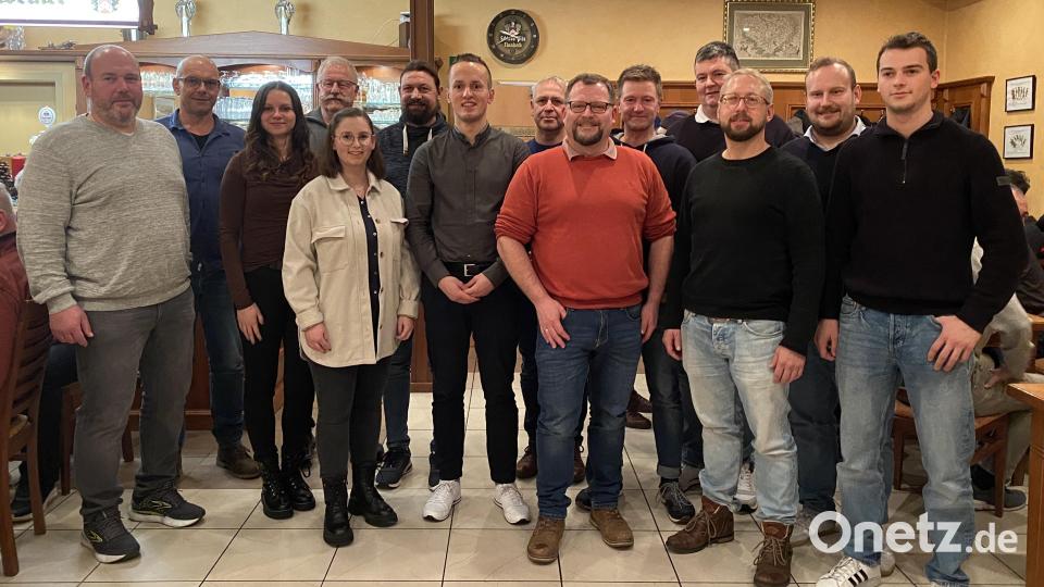 Die Wählergruppe &quot;Gemeindewohl Schmidgaden&quot; setzt bei der Bürgermeisterwahl auf Martin Bauer (Siebter von links). Für den Gemeinderat kandidieren (von links) Thomas Wilhelm, Mario Sorgenfrei, Johanna Manner, Martin Schweizer, Lisa-Marie Meier, Tobias Dürr, Martin Eytzinger, Florian Plößl, Johannes Barthel, Marcus Christoph, Sebastian Meier, Lukas Schimmer und David Prifling. Simon Pronath war nicht anwesend. Bild: Völkl