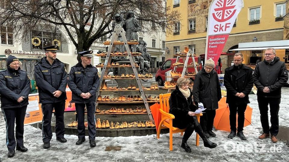 Tief betroffen von den von (von links) Simone von Seckendorff (sitzend), Maria Geiss-Wittmann, MdL Bernhard Heinisch und OB Michael Cerny (rechts daneben) auch die zahlreich gekommenen Vertreterinnen und Vertreter der Polizei den Geschichten, die der ARD-Serie "Sie mussten sterben" entnommen waren. Bild: Susanne Schwab