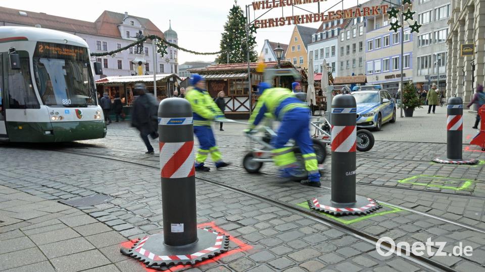 Die Poller sollen Besitzer des Augsburger Christkindlesmarkts schützen. Bild: Malin Wunderlich/dpa