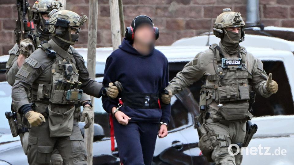 Nach der Haftprüfung beim Bundesgerichtshof in Karlsruhe wird eine Person zu einem Hubschrauber gebracht. Bild: Uli Deck/dpa