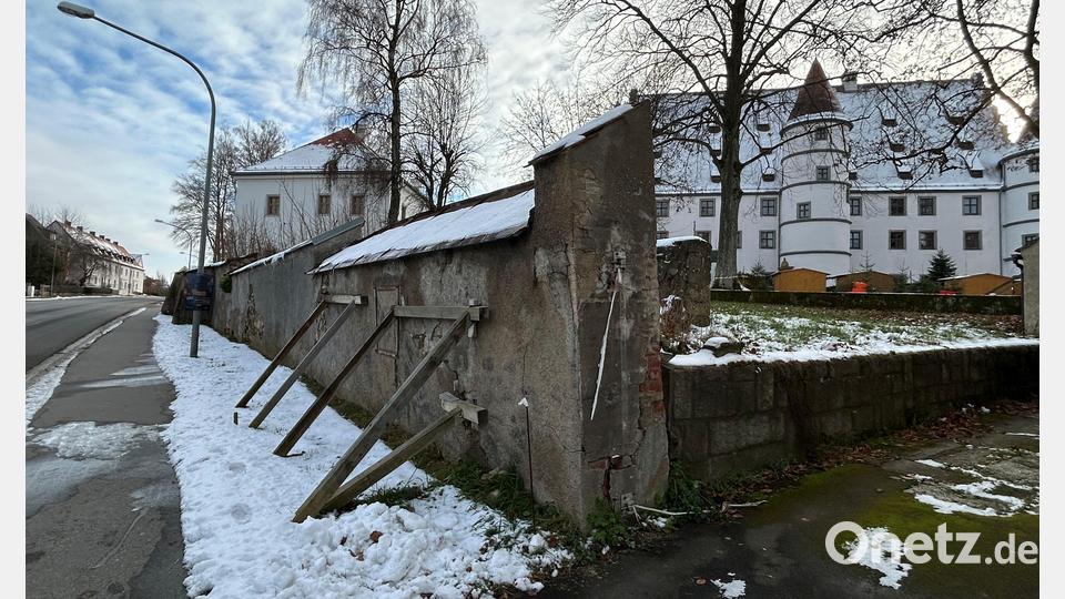 Die Bayerische Landesstiftung gibt dem Landkreis Neustadt/WN einen Zuschuss zur Sanierung der Stützmauer an der Friedrichsburg in Vohenstrauß. Bild: ck