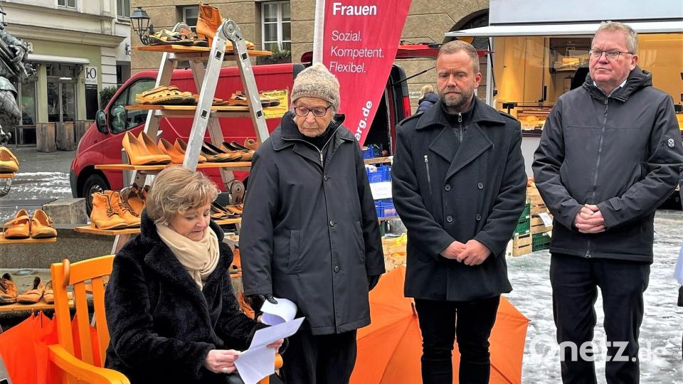 Einen Einblick in das Schicksal betroffener Frauen gaben (von links) stellvertretende Sachgebietsleiterin Simone von Seckendorff vom Landratsamt, SI-Ehrenmitglied Maria Geiss-Wittmann, Landtagsabgeordneter Bernhard Heinisch und Oberbürgermeister Michael Cerny, indem sie kurze Geschichten realer Geschehnisse vorlasen. Bild: Susanne Schwab