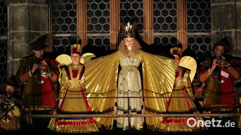 Mit dem feierlichen Prolog eröffnet Nora Falk, das neue Nürnberger Christkind, auf der Empore der Frauenkirche offiziell den Nürnberger Christkindlesmarkt 2025. Bild: Daniel Karmann/dpa