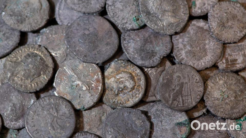 Mehr als 5.000 römische Silbermünzen belegten vor wenigen Jahren die frühere Bedeutung Augsburg für die Römer. Es ist der bislang größte römische Silberschatz, der in Bayern entdeckt wurde. (Archivbild) Bild: Sven Hoppe/dpa