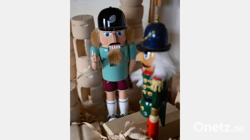 Hölzerner Rebell: Der erzgebirgische Nussknacker zeigt Billigkopien aus Fernost den Stinkefinger. Bild: Hendrik Schmidt/dpa