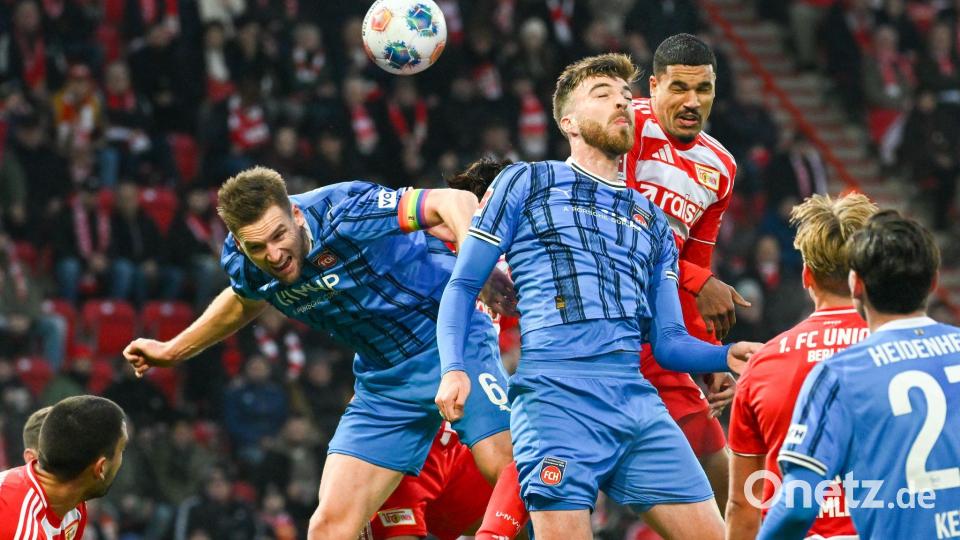 Kampf prägte die Partie. Heidenheims Marvin Pieringer (l) und Niklas Dorsch stoppen Unions Danilho Doekhi. Bild: Soeren Stache/dpa