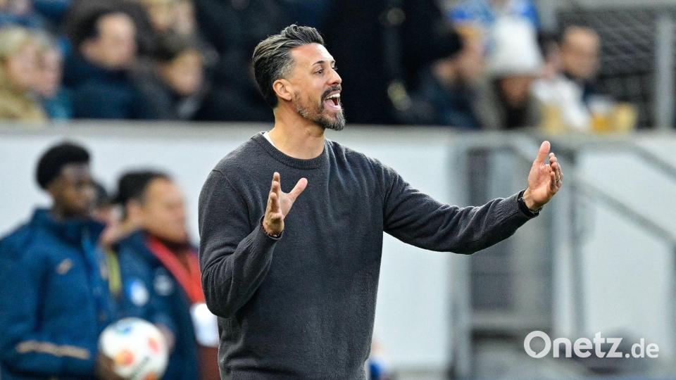 Ein Geburtstag zum Vergessen war es für Augsburgs Coach Sandro Wagner. Bild: Uwe Anspach/dpa