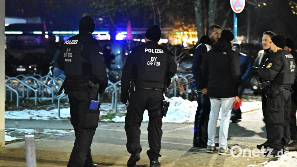 Die Beamten der PI Amberg waren auch vor dem Geschehen im Austausch mit Amberger Fans. Bild: Hubert Ziegler