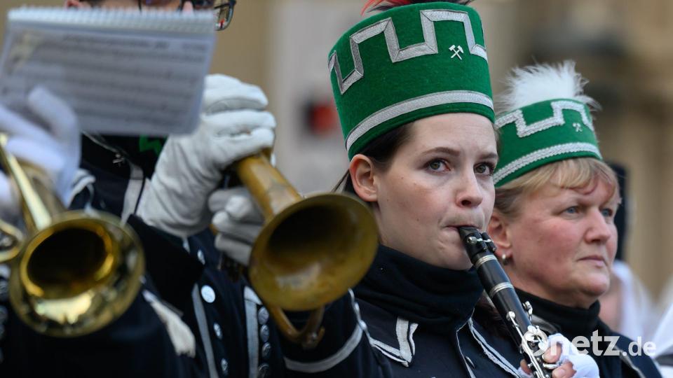 Mehr als 1.000 Teilnehmer einer Bergparade sind im traditionellen Habit auf dem Theaterplatz in Chemnitz angetreten. Bild: Hendrik Schmidt/dpa