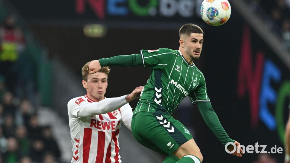 Bremens Romano Schmid (r) geht artistisch zum Ball, der Kölner Sebastian Sebulonsen schaut gebannt zu. Bild: Carmen Jaspersen/dpa