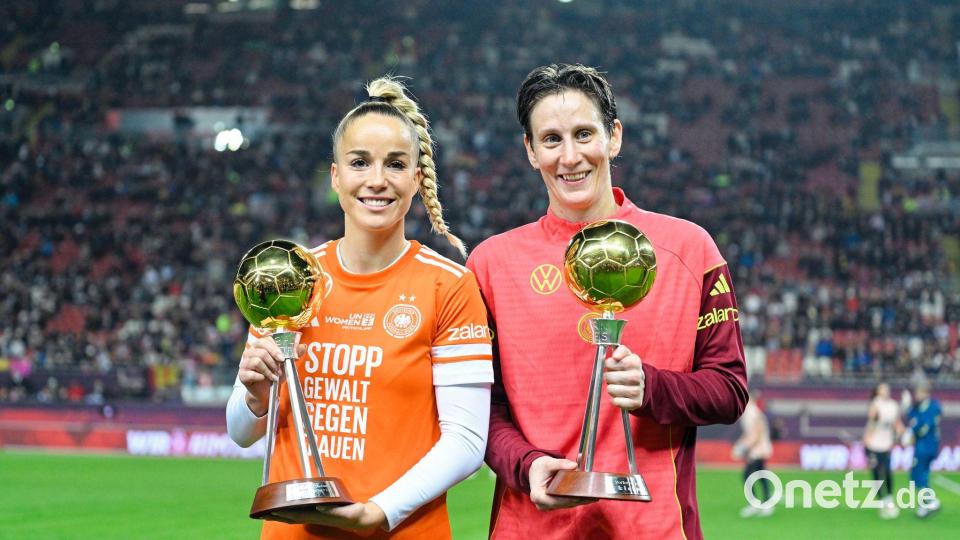 Ehre, wem Ehre gebührt: DFB-Kapitänin Gwinn und Torhüterin Berger wurden als Deutschlands „Fußballerinnen des Jahres“ geehrt. Bild: Uwe Anspach/dpa