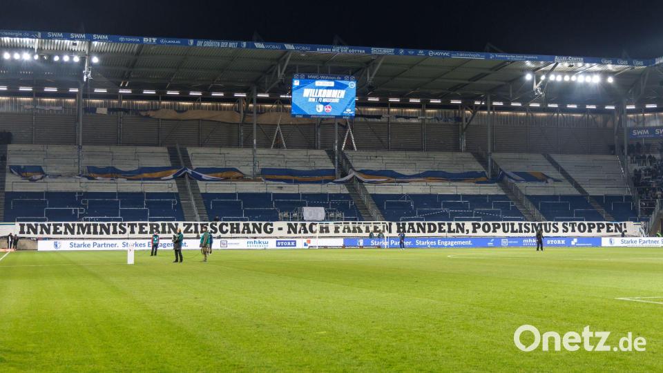 Die Ultras beider Seiten blieben die ersten zwölf Minuten vor dem Stadion. Bild: Andreas Gora/dpa