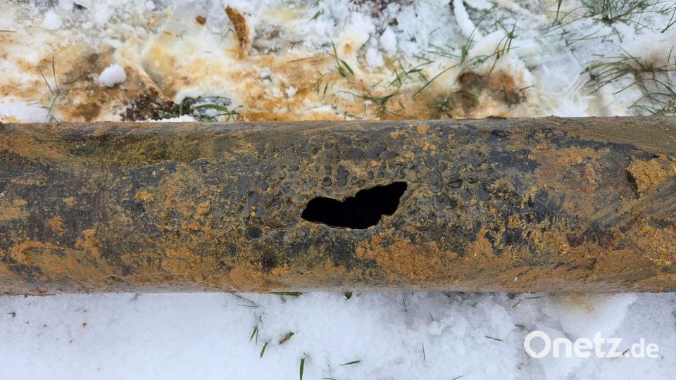 Kleines Loch, große Wirkung: So sah das Leck aus, das in der Hauptzubringerleitung nahe des Hochbehälters bei Gehrsricht geflickt werden musste. Bild: Markus Bleisteiner