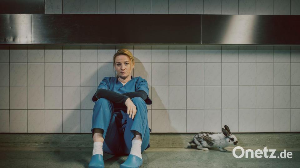 Gerichtsmedizinern Theresa Wolff (Nina Gummich) kommt in ihrem letzten Fall ins Grübeln. Bild: Adrian Gross/ZDF/dpa